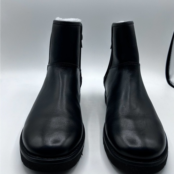 Uggs leather side zip sherpa lined SZ 9  . - Picture 3 of 16